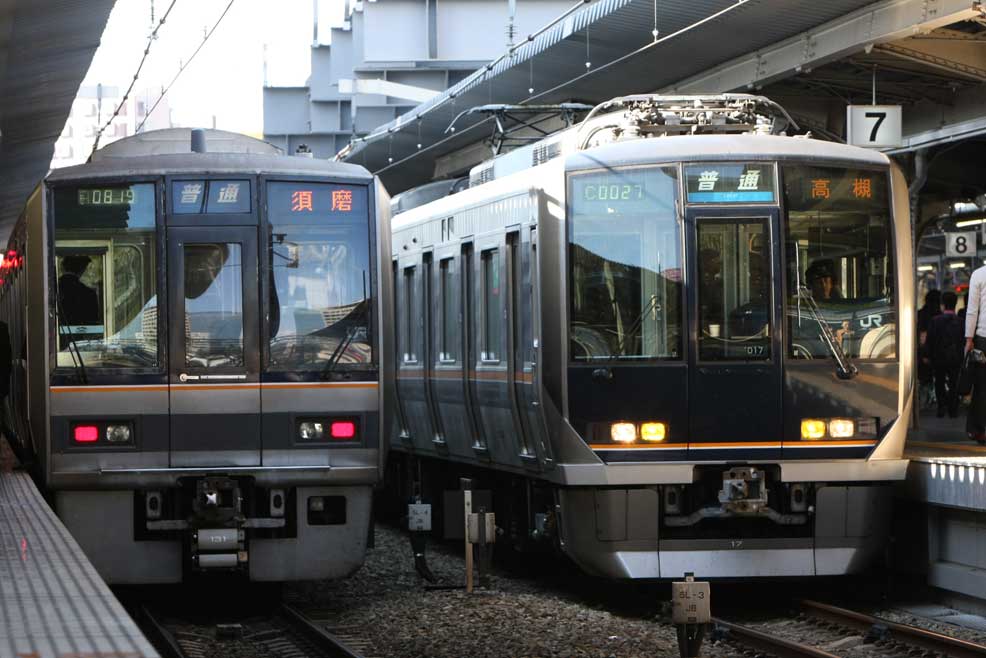 東海道本線大阪駅　[左]207系普通列車＋[右]321系普通列車