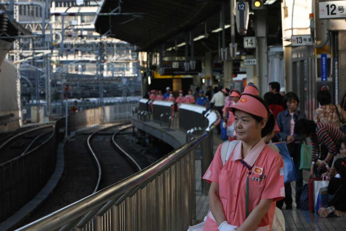 東海道新幹線東京駅　清掃の女性たち