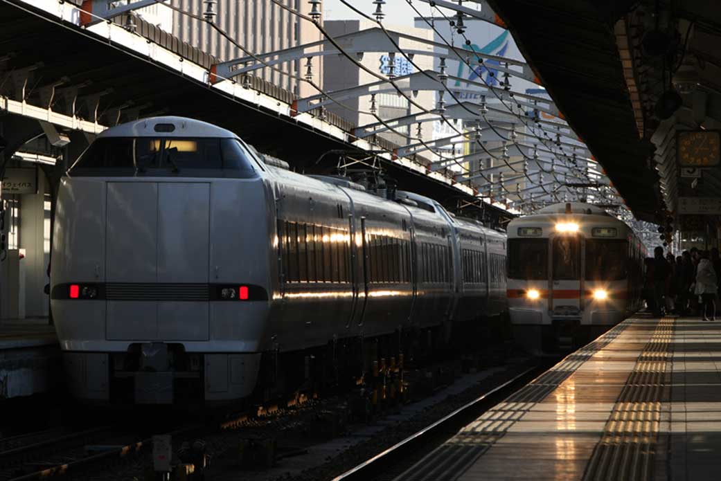 東海道本線名古屋駅　313系快速列車（右）＋683系特急「しらさぎ」（左）
