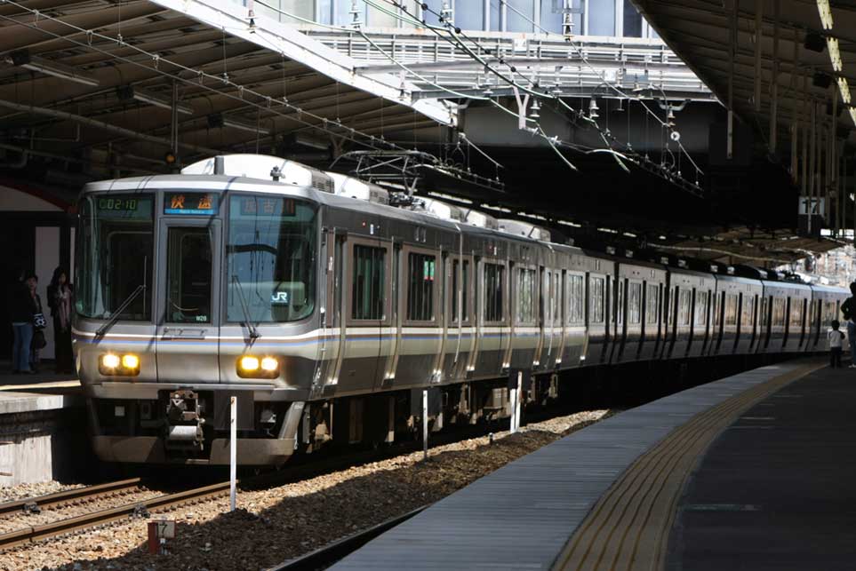 東海道本線新大阪駅　223系快速列車