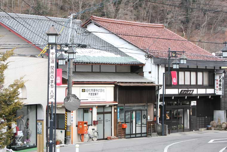 中央本線木曽福島駅付近　中山道表示