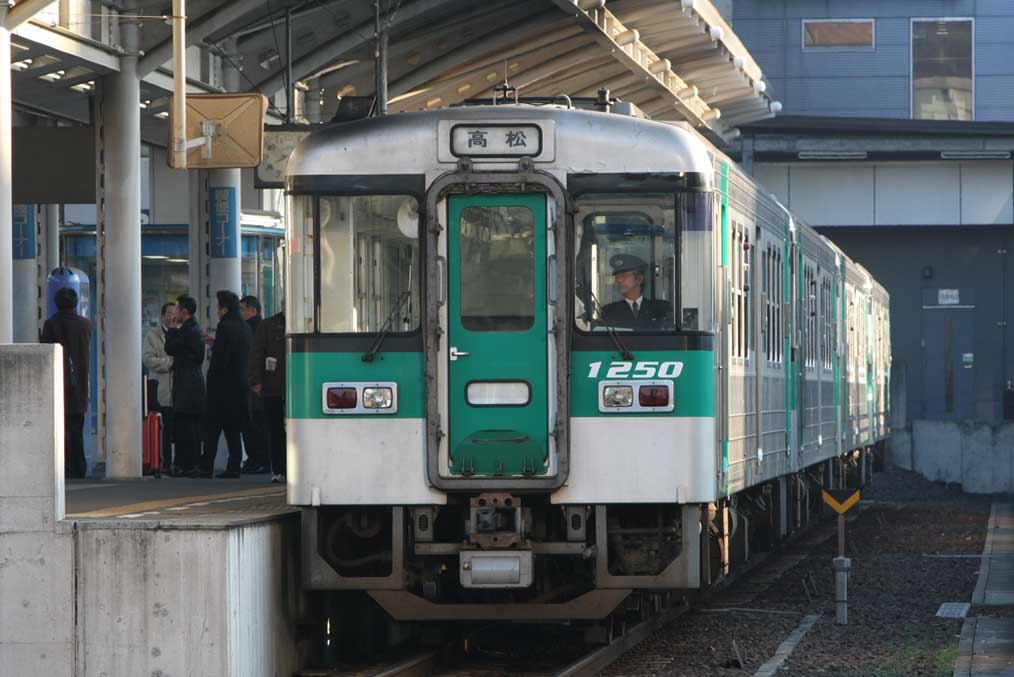 高松駅　1000系　普通列車