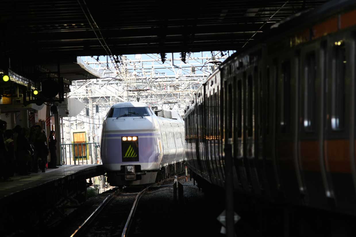 中央本線立川駅　E351系特急「スーパーあずさ」