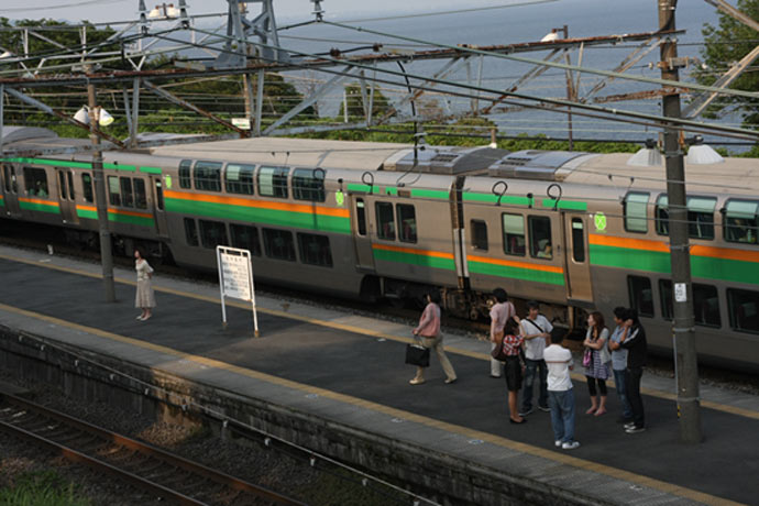根府川駅　E231系普通列車グリーン車サロE230・E231