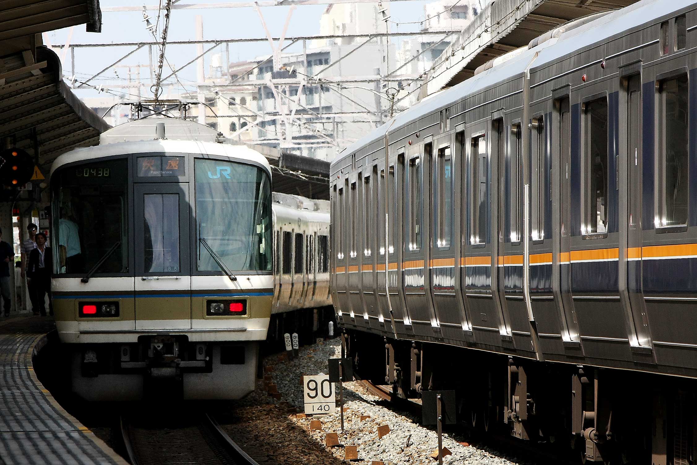 東海道本線元町駅　221系快速列車（左）＋321系普通列車（右）