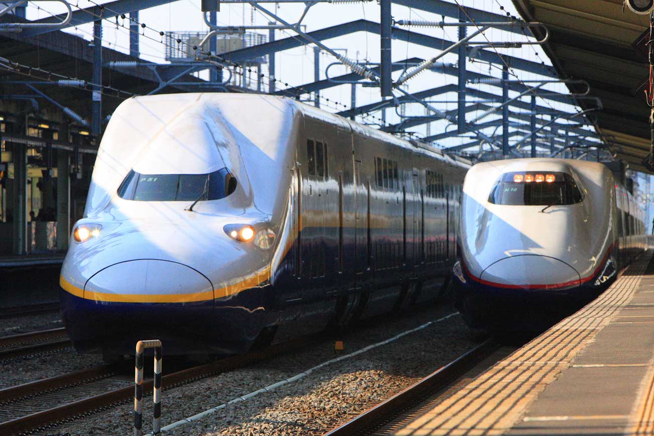 上越新幹線高崎駅通過　E4系新幹線「Maxとき」（左）＋E2系新幹線「あさま」