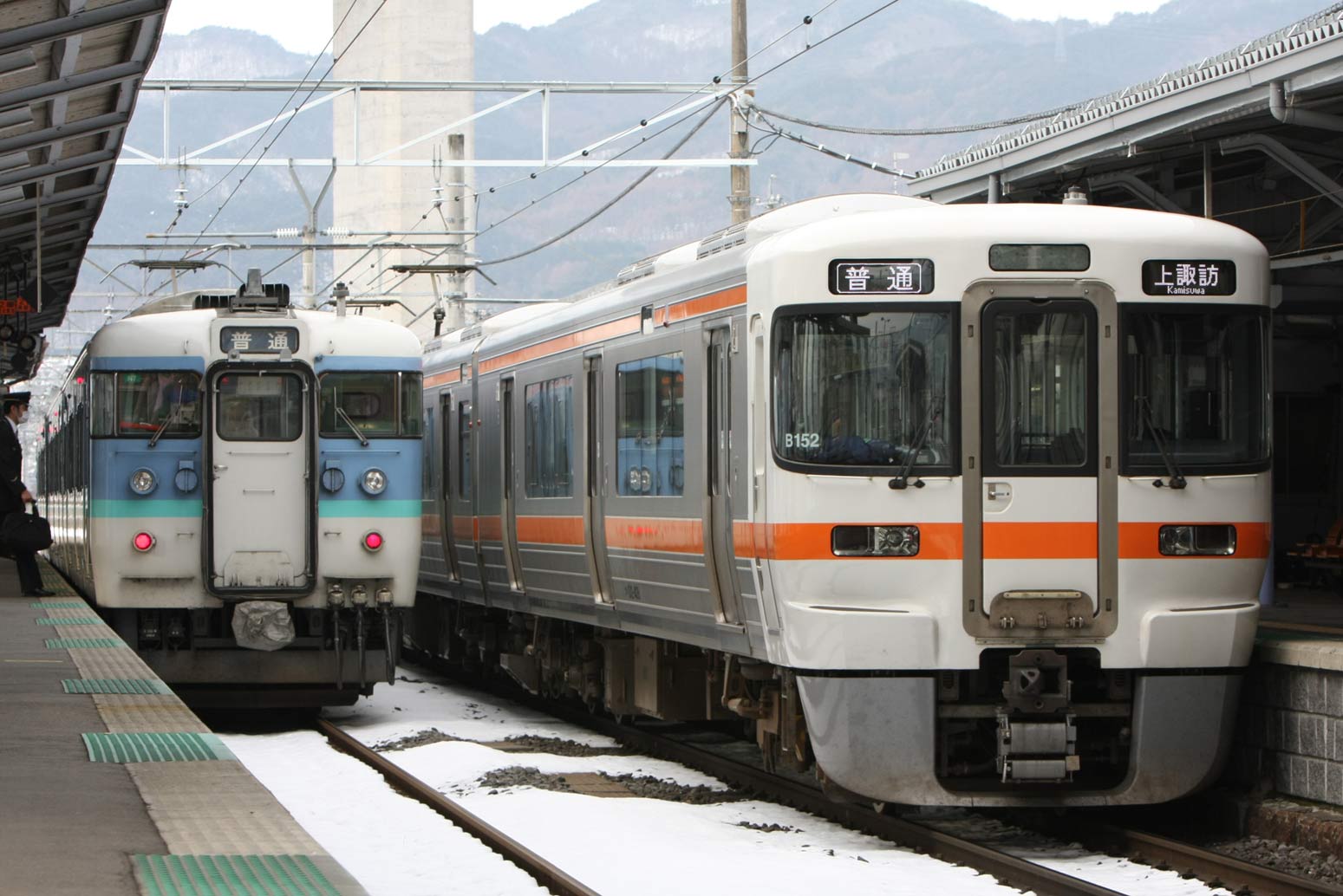 中央本線岡谷駅　115系普通列車（左）＋313系普通列車（右）