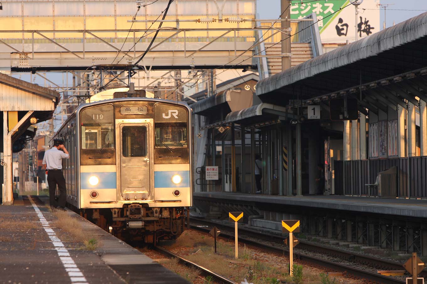 予讃線観音寺駅　121系普通列車