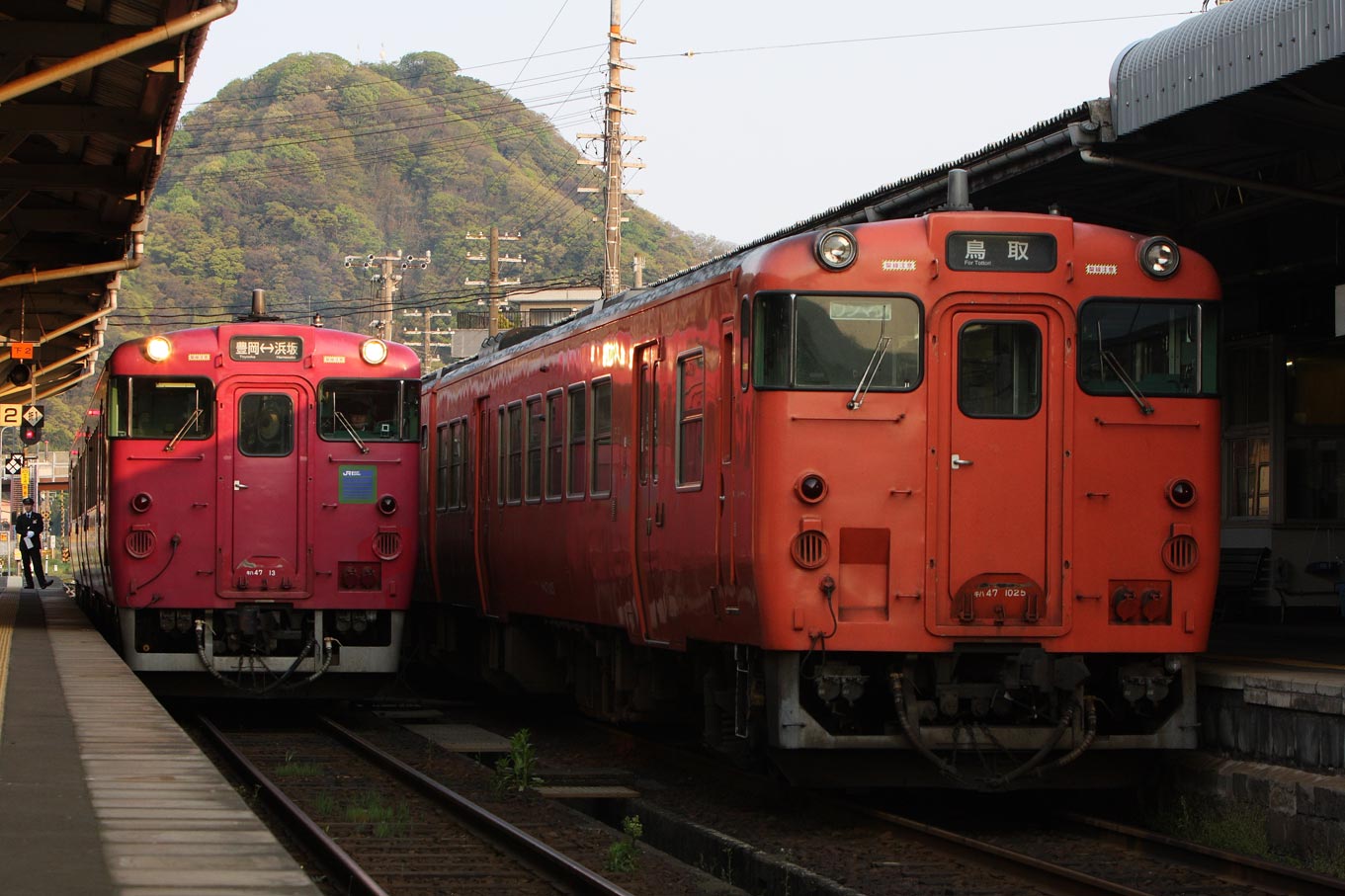 山陰本線浜坂駅　（右）国鉄色キハ47＋（左）播但線色キハ47、ともに普通列車