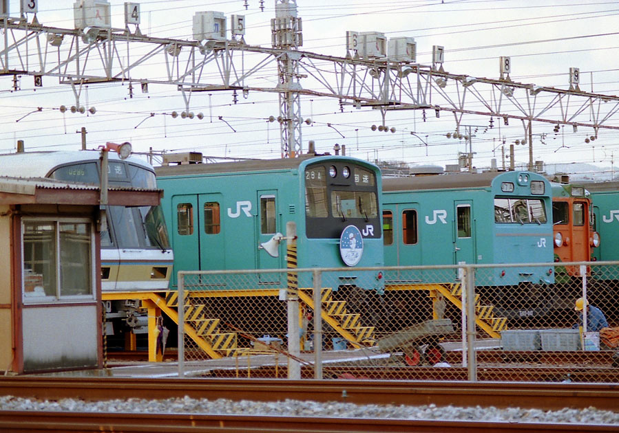 東海道本線高槻電車区　左から221系、103系、103系、113系