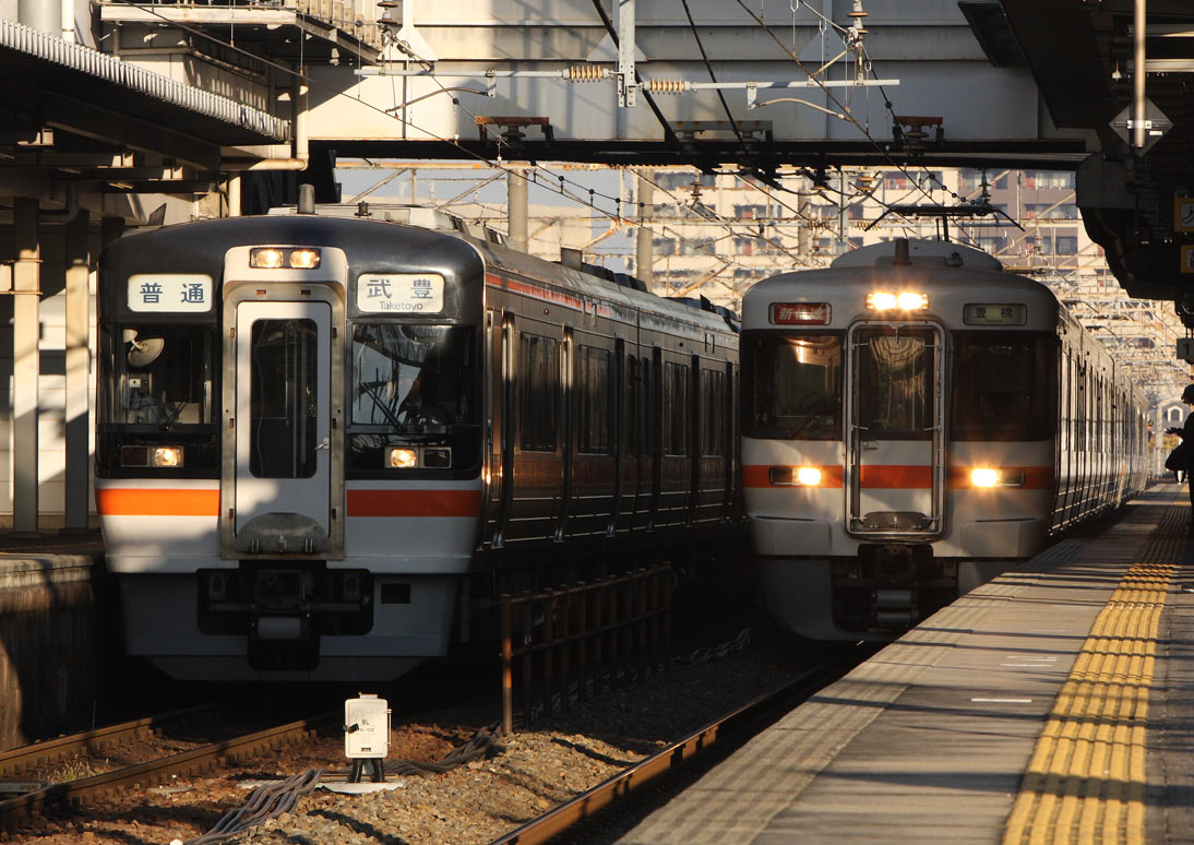 東海道本線大府駅　（左）武豊線・キハ75形普通列車と（右）313系新快速列車