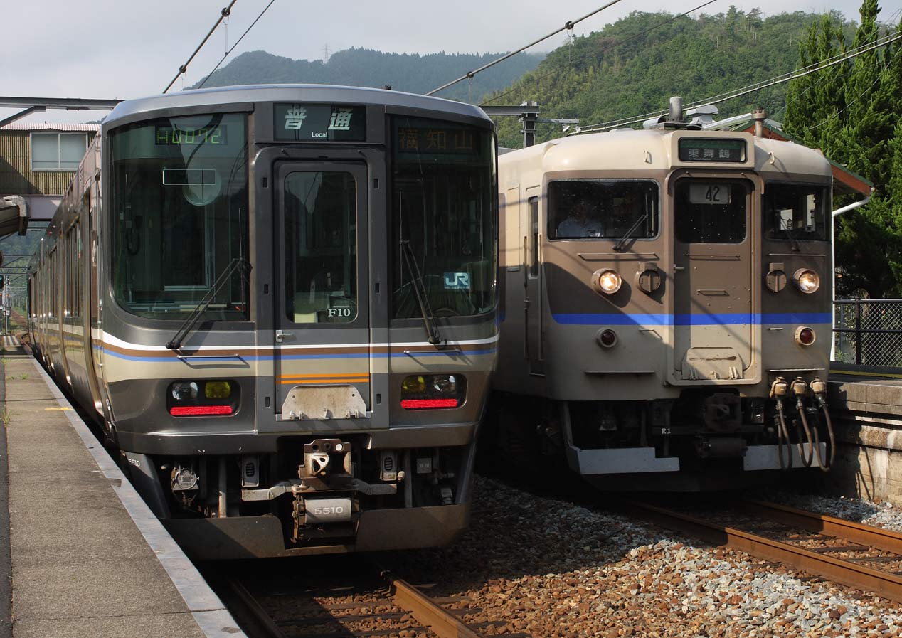 舞鶴線梅迫駅　223系5500番台普通列車（左）＋113系普通列車（右）