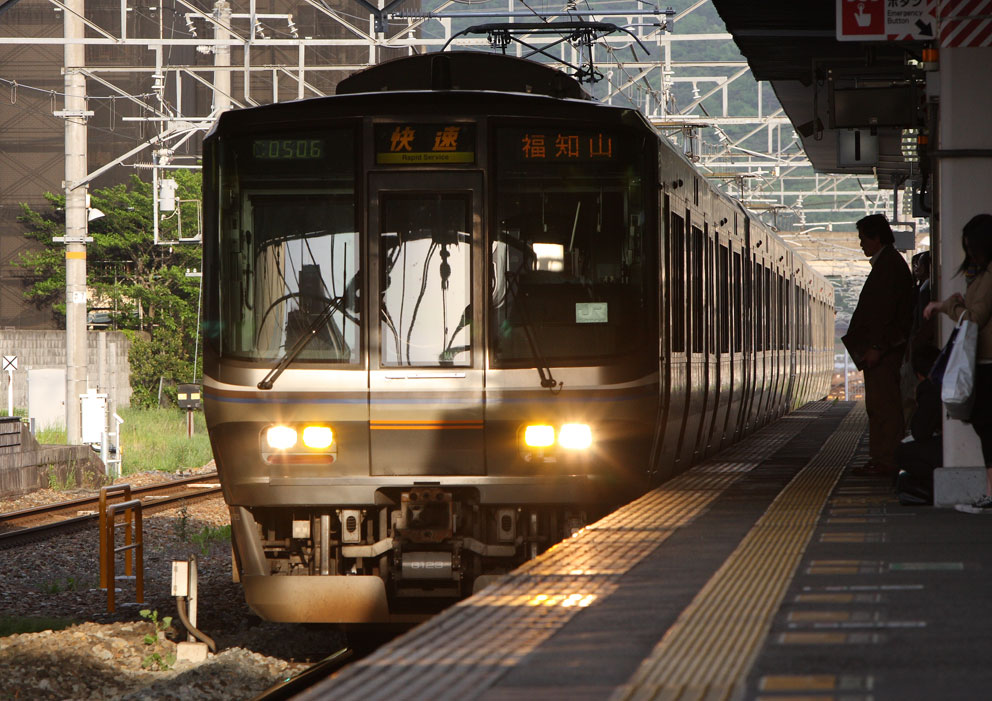 福知山線三田駅　223系6000番台快速列車