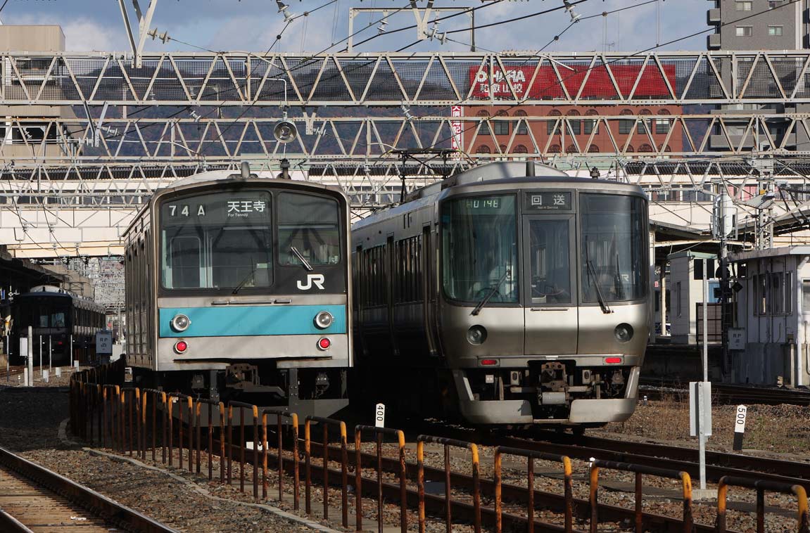 和歌山駅構内　205系（左）＋223系0番台（右）