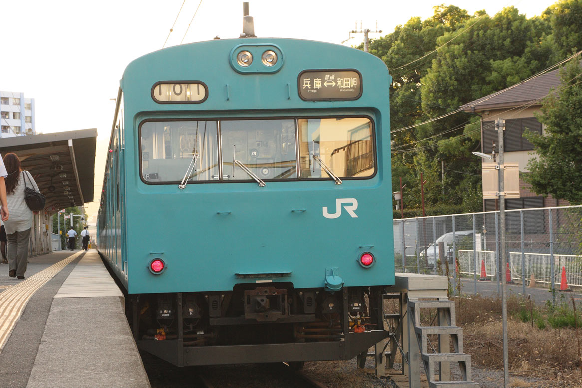 和田岬線和田岬駅　103系普通列車