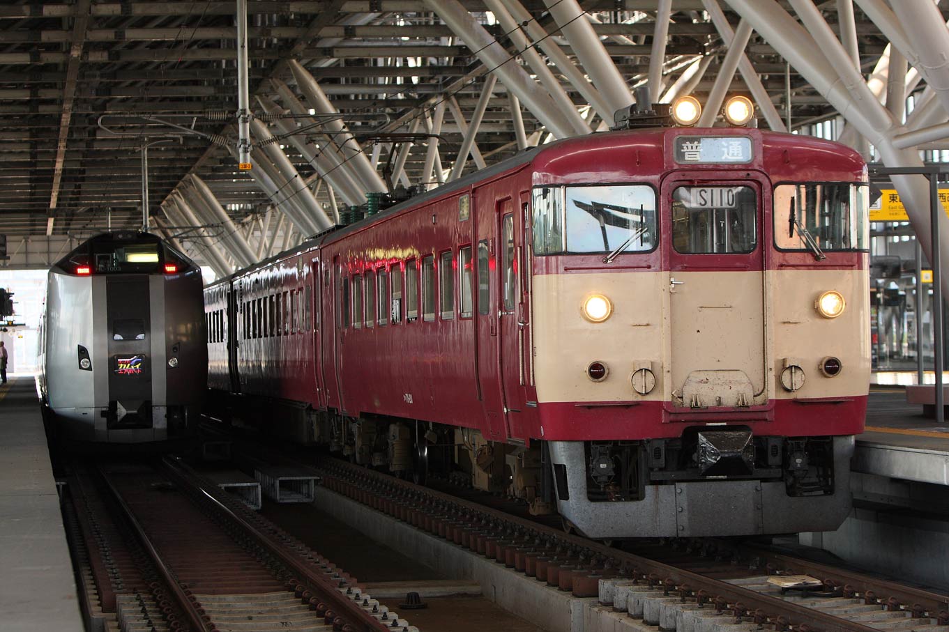 旭川駅　旧塗装に復元されたS-110編成711系普通列車