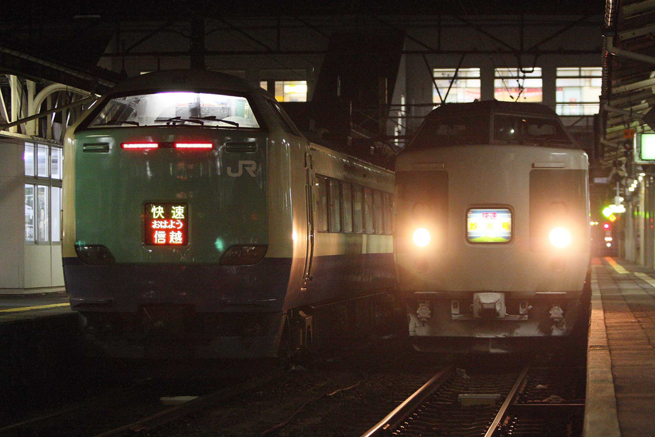 信越本線直江津駅　485系3000番台「快速おはよう信越」（左）＋189系快速「妙高」（右）