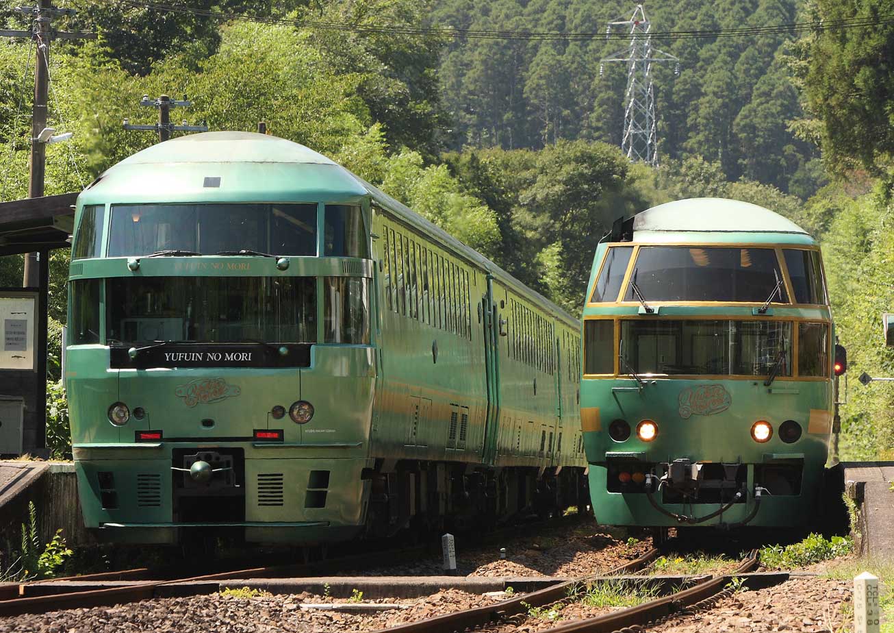 久大本線野矢駅　キハ72系[左]・キハ71系[右]　特急「ゆふいんの森」