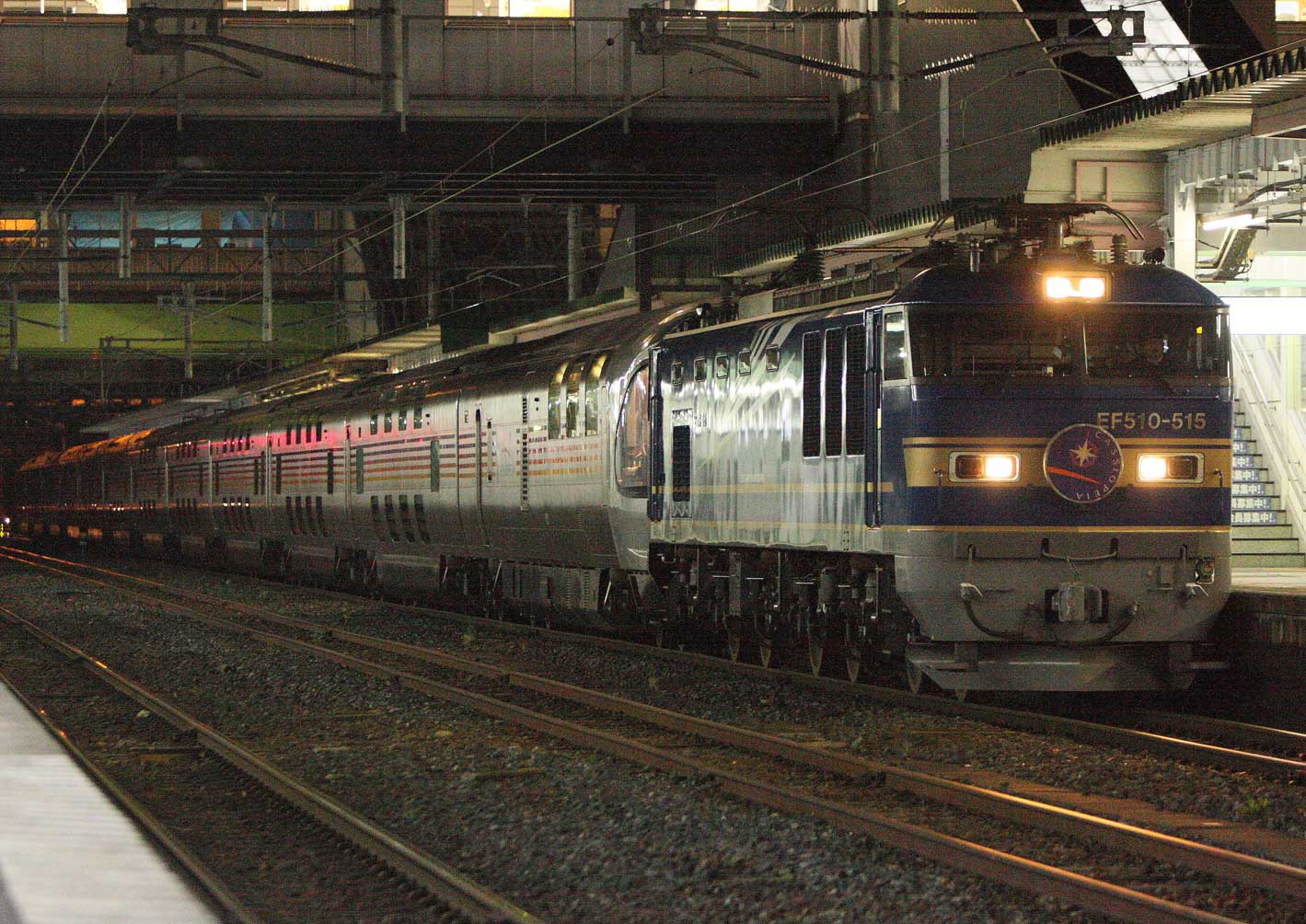 東北本線盛岡駅　EF510系牽引＋E26系客車　寝台特急「カシオペア」