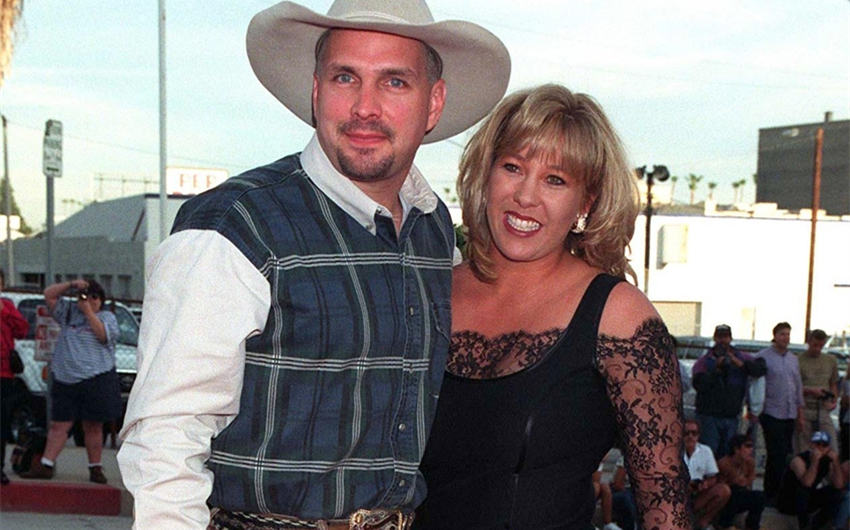 who was garth brooks first wife